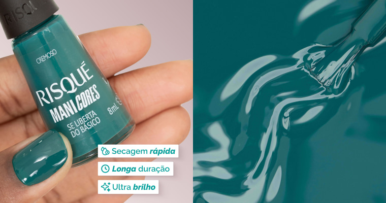 A imagem mostra uma mão segurando o Esmalte Verde Escuro Risqué ManiCores Se Liberta do Básico Cremoso. E ao lado direito o conteúdo do esmalte sendo espalhado com o pincel em uma superfície.
