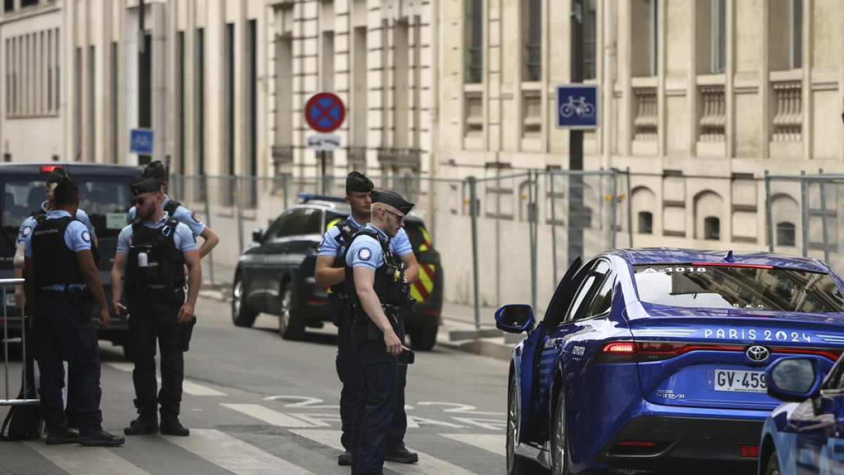 Imagen de varios policías controlando un vehículo acreditado para los Juegos Olímpicos de París, el sábado 20 de julio de 2024, en la capital francesa.