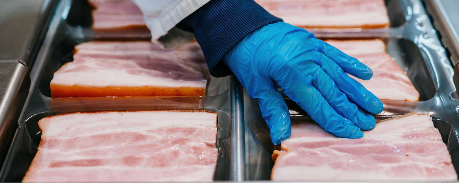 pedaços de bacon em bandejas de plástico