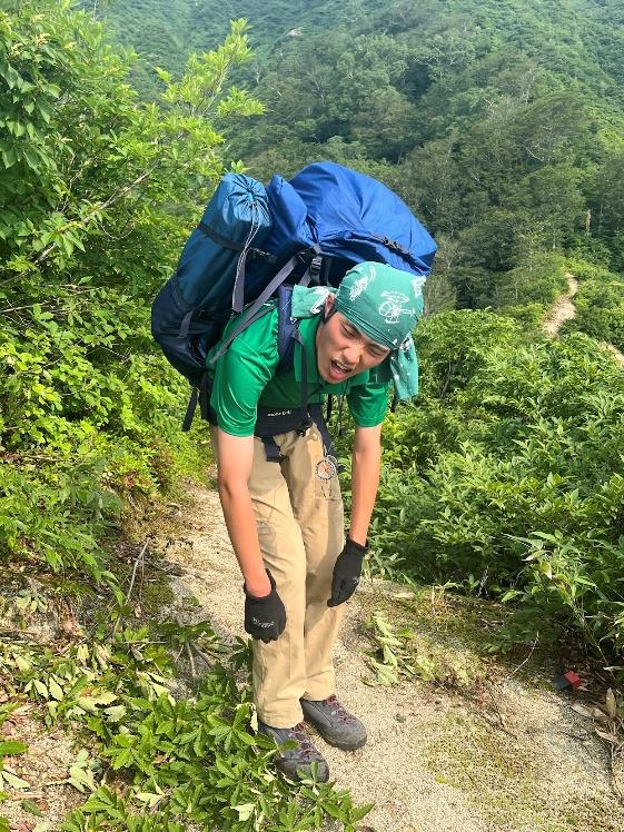 山の中の道を歩いている男性

中程度の精度で自動的に生成された説明