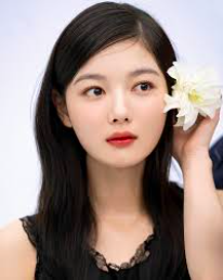 This contains an image of Kim Yoo Jung 