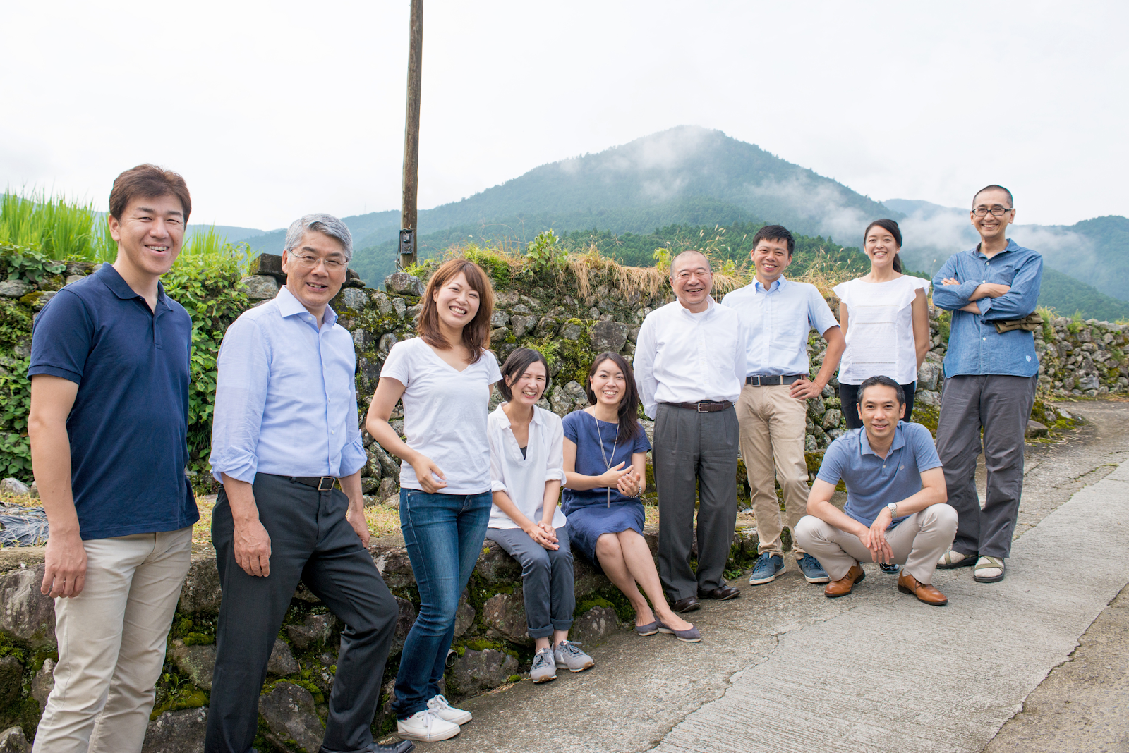 人, 屋外, 草, 立つ が含まれている画像

自動的に生成された説明