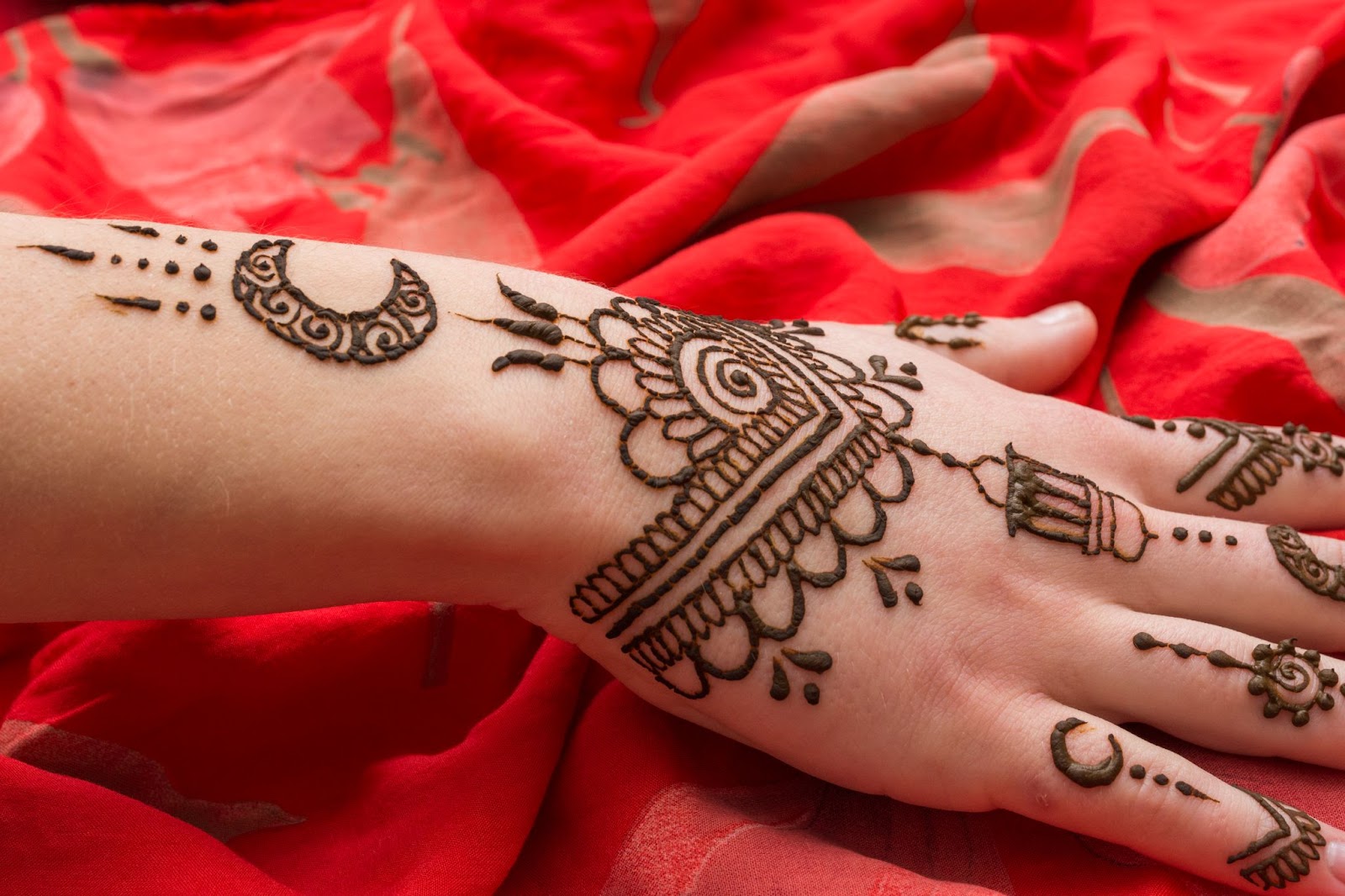 Mehendi Artists in Pune – Infusing Elegance and Tradition into Your Festivities