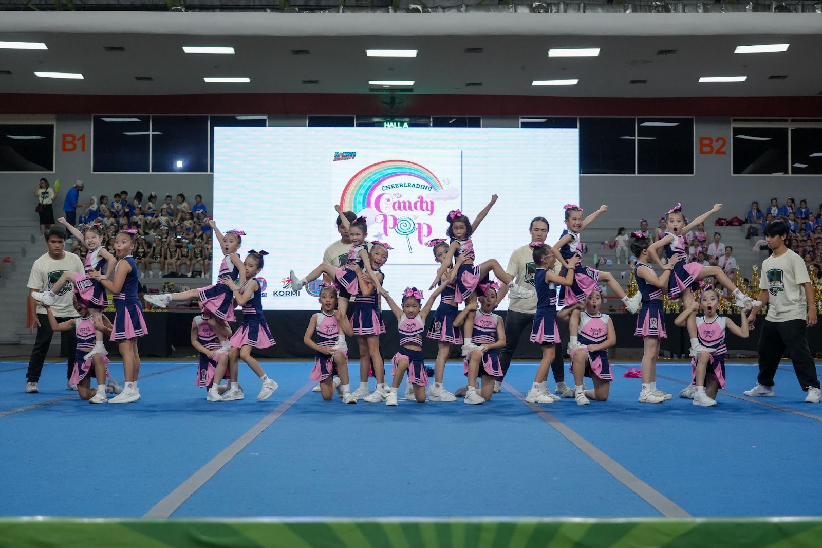 Tim Candy Pop pemandu sorak RockStar Academy