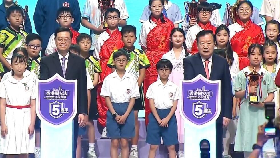 21.6 夏宝龙(前右)和李家超(前左)主持国安法启航仪式。(直播截图).