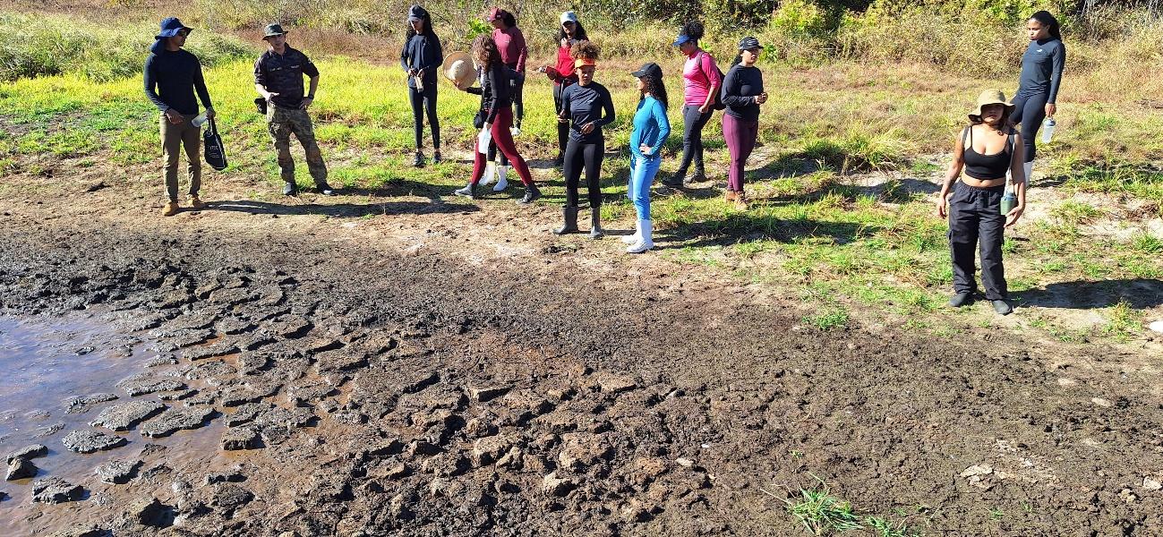 Pessoas em campo de terra

Descrição gerada automaticamente