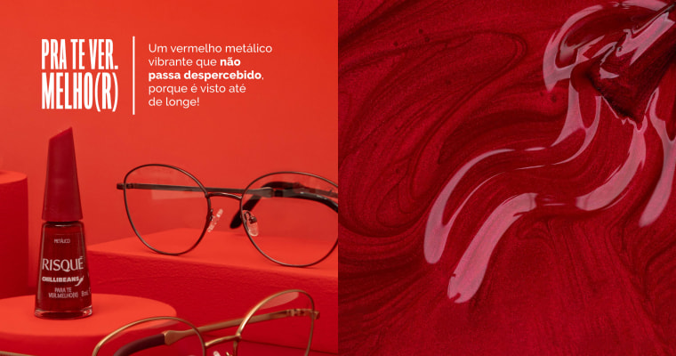 A imagem mostra uma mão com as unhas pintadas segurando o esmalte Esmalte Vermelho Risqué & Chilli Beans Para Te Vermelhor Metálico.