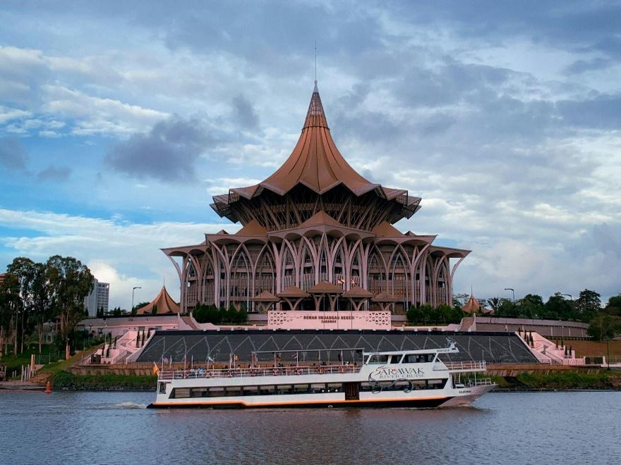 A boat on the water next to a building

AI-generated content may be incorrect.