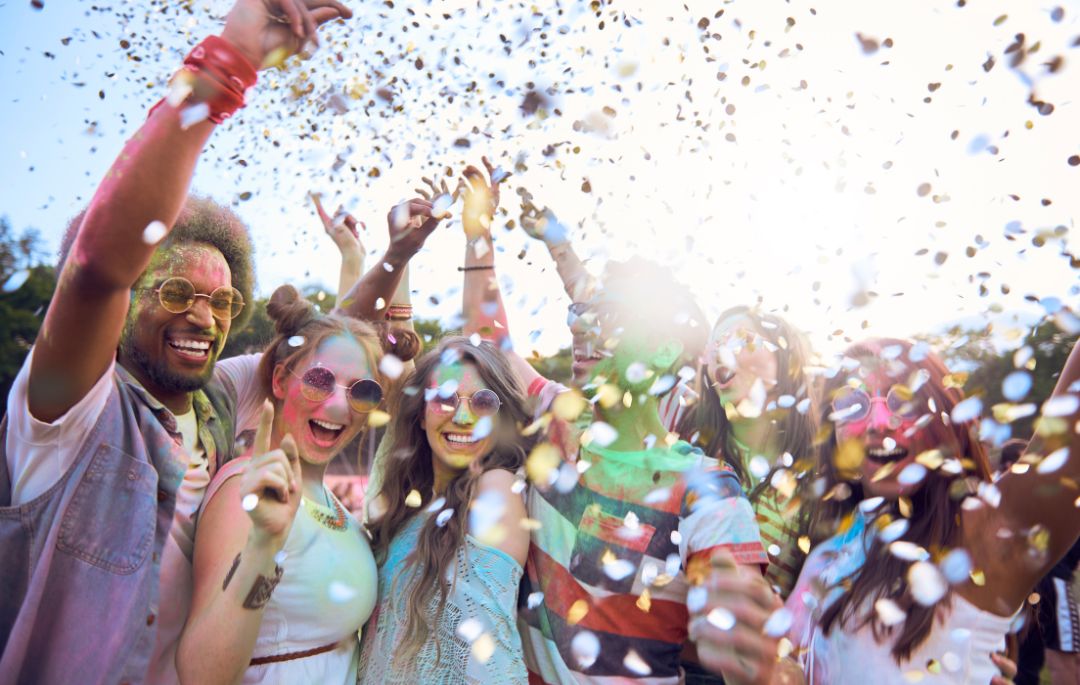 Tipos de eventos. Aparecen una serie de personas en una fiesta.