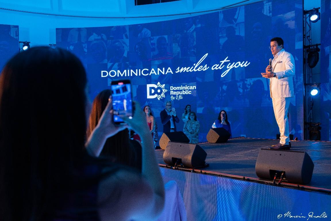 Imagen que contiene persona, hombre, parado, frente

El contenido generado por IA puede ser incorrecto.
