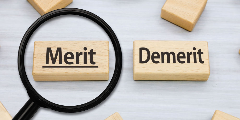 虫眼鏡で「Merit」と書かれた木製ブロックを拡大している