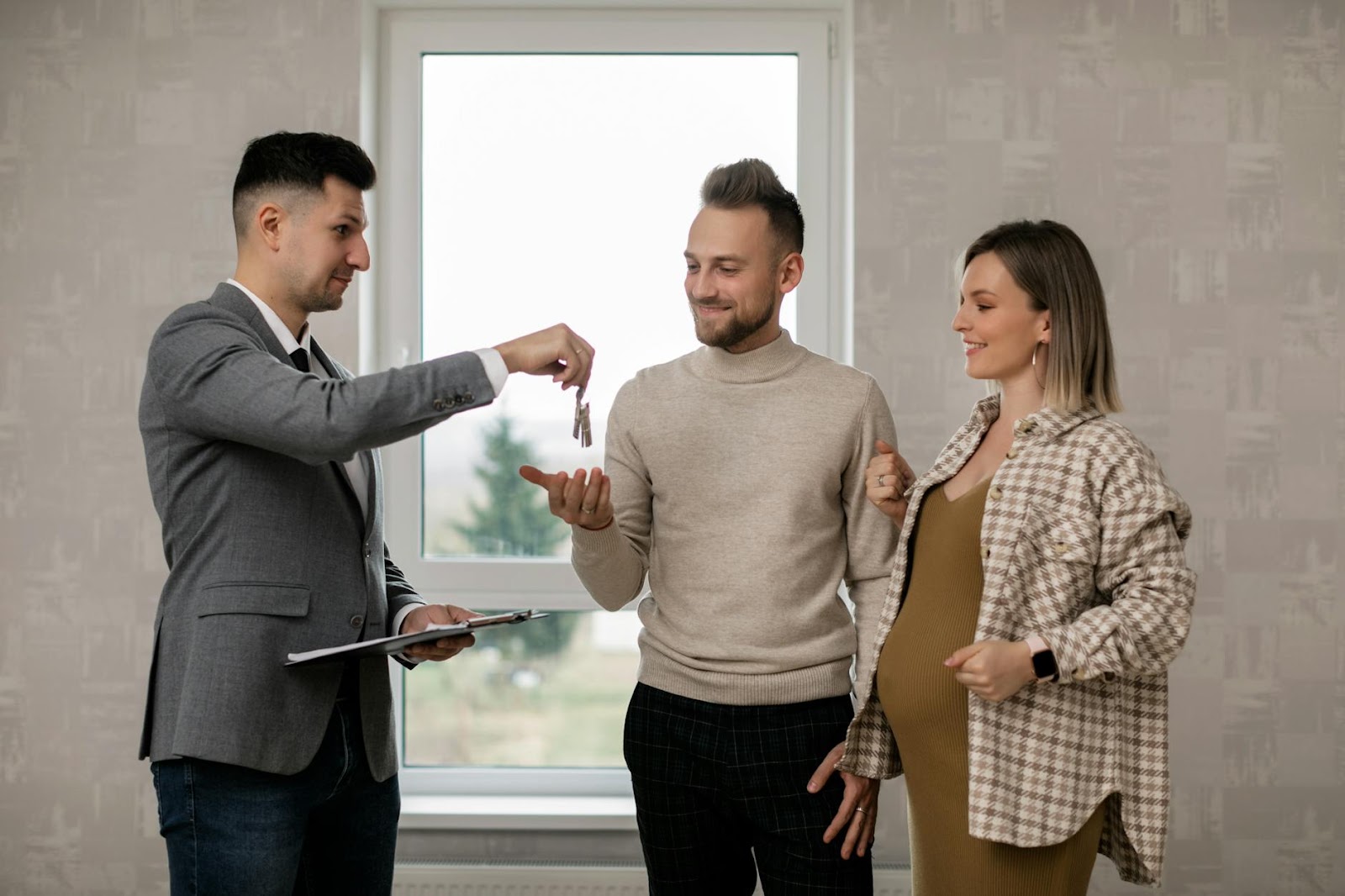 https://www.pexels.com/photo/a-real-estate-agent-handing-the-key-to-the-new-homeowners-7641899/