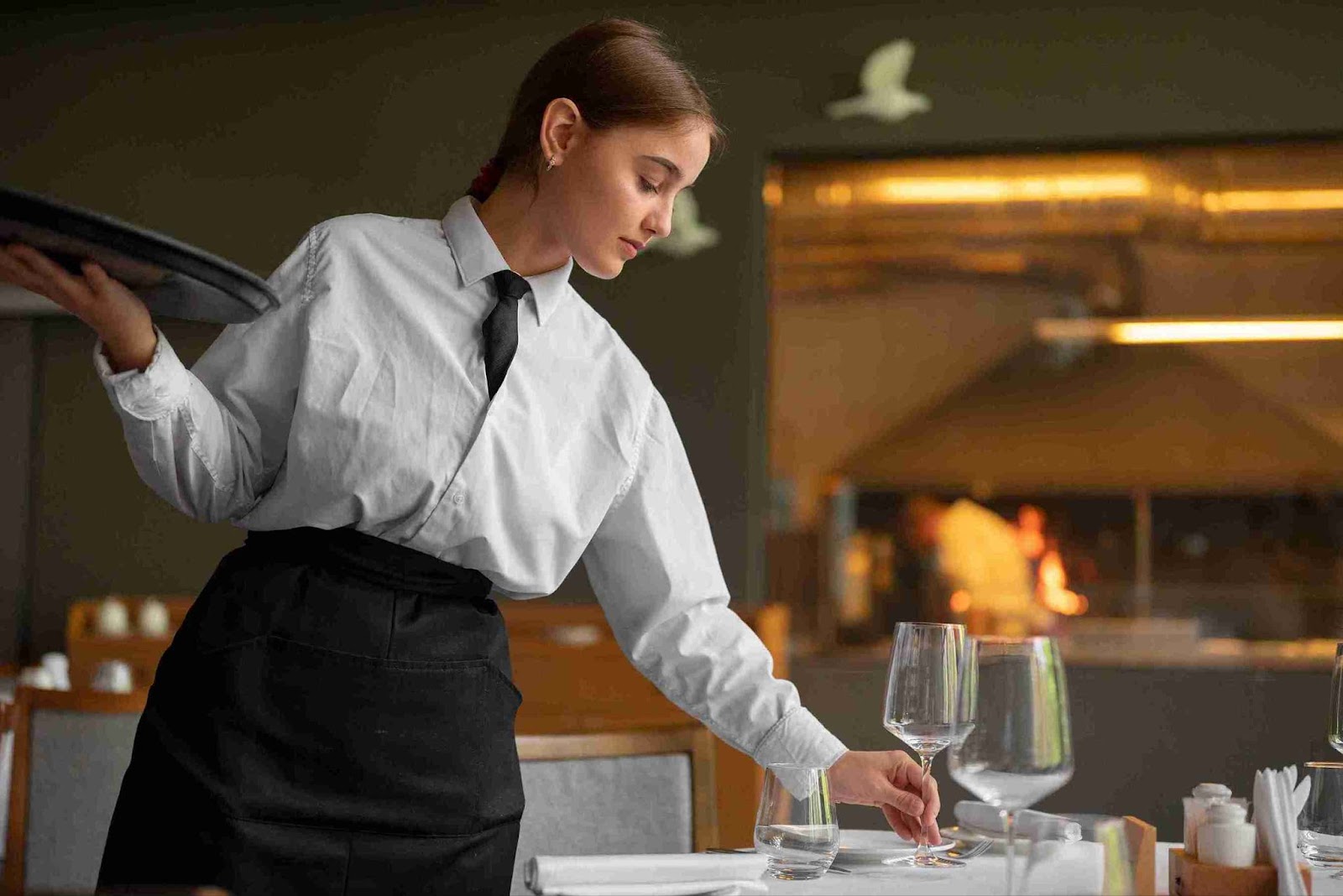 Mengenal Peran dan Tanggung Jawab Busboy