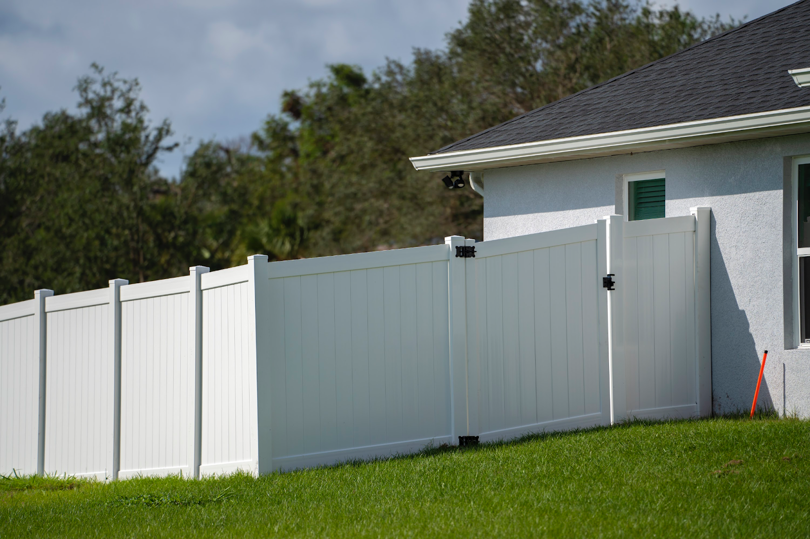 A vinyl fence for a backyard.