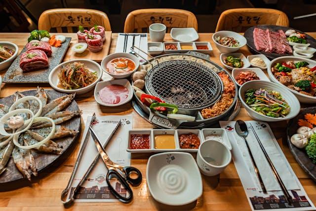 A table with food on it

Description automatically generated