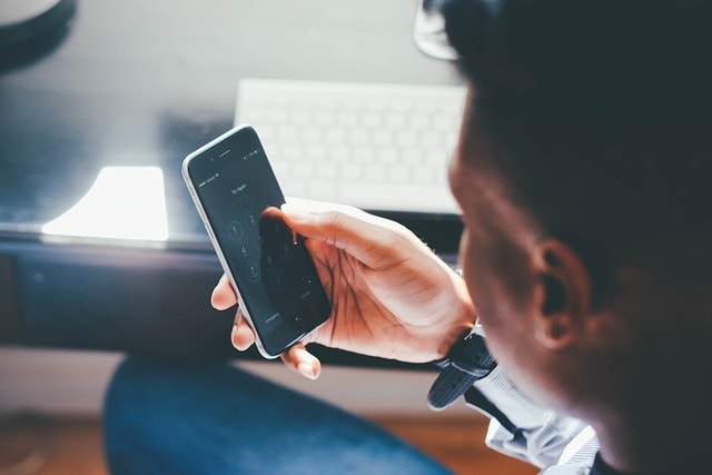 Un homme est sur le point de se connecter à Facebook pour montrer le concept de sensibilisation à la santé mentale sur les plateformes sociales