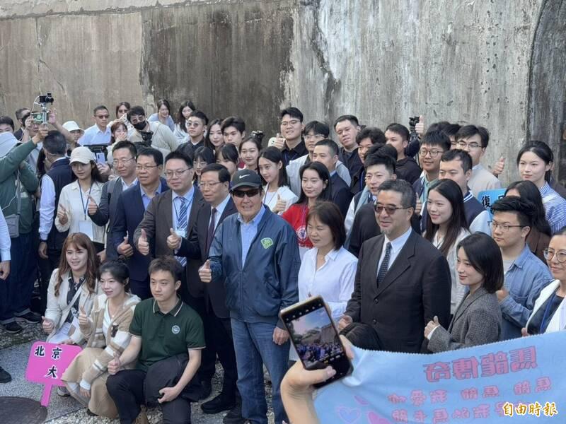 前總統馬英九(藍色外套戴墨鏡)與中生團大等人合照。(記者羅國嘉攝)