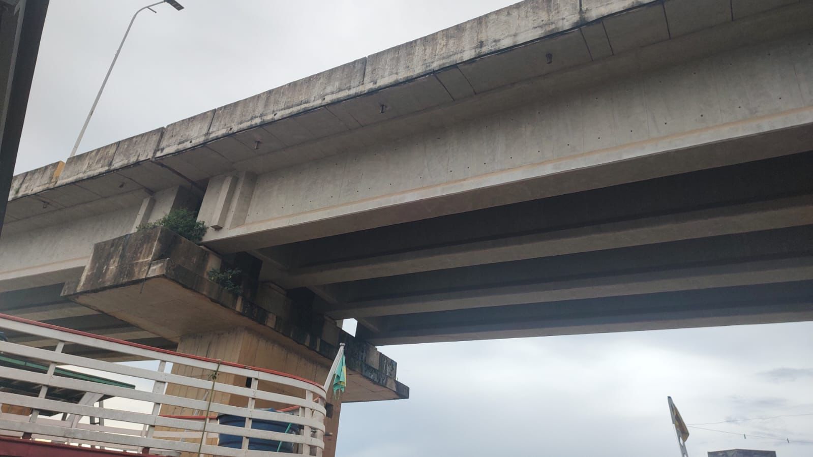 A ponte permanece segura para o tráfego