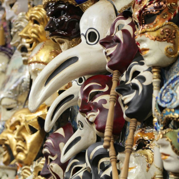 Foto com várias mascaras de carnaval