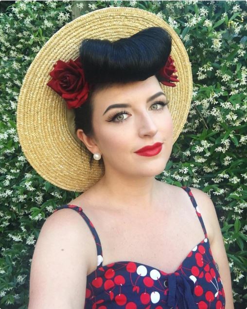 lady wearing a rose fascinator