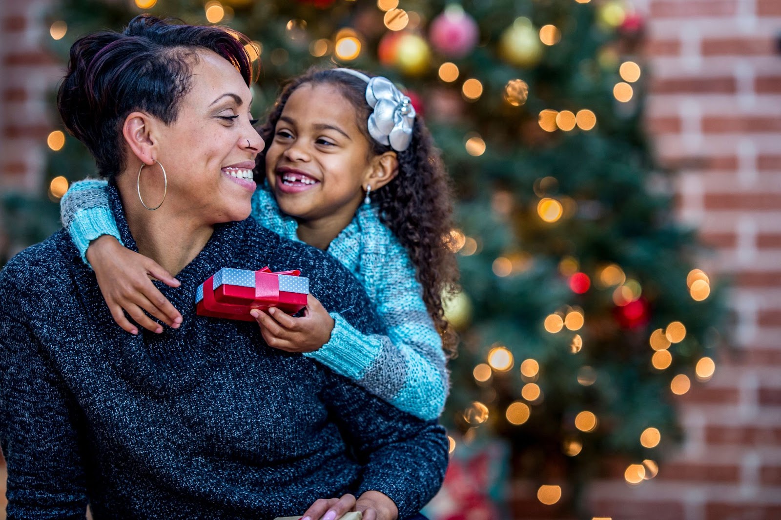 5 simple tips happy mother and daughter during the holidays