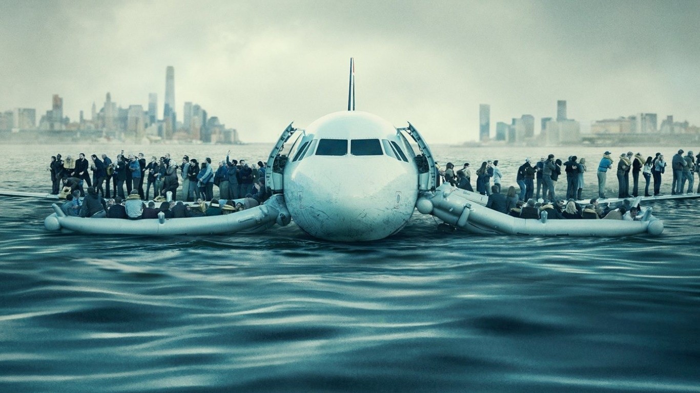 Imagen icónica de un avión aterrizando en el río Hudson, con pasajeros evacuando hacia las alas del avión, representando el 'Milagro en el Hudson' de la película 'Sully'.