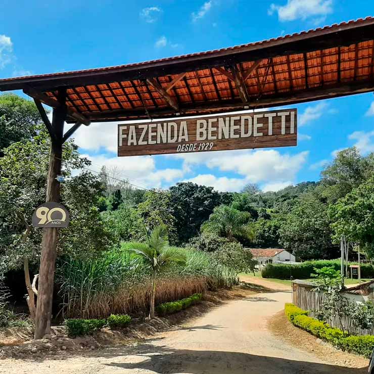 Entrada de uma fazenda rural em Amparo