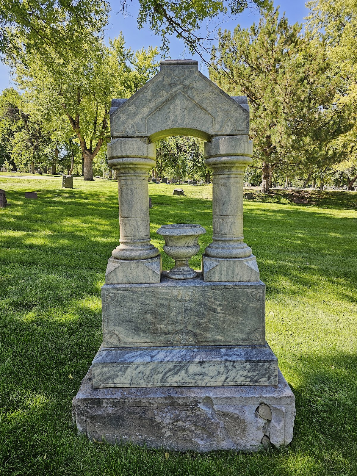 A headstone in the shape of an arch