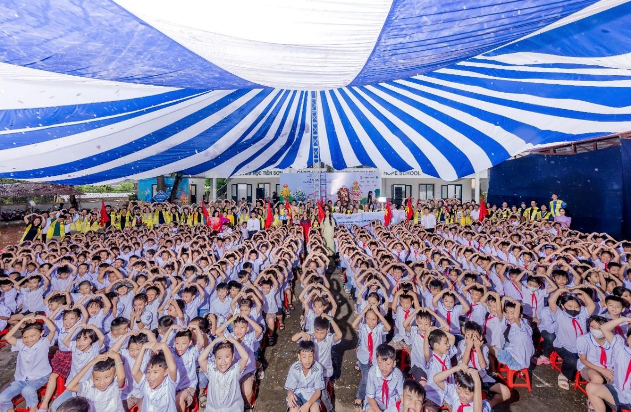 A group of children in uniform

Description automatically generated