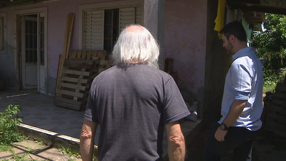 Jorge Luiz Santos teve a casa completamente inundada durante a enchente de maio em Canoas  Foto: Reproduo/RBS TV