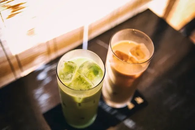 Jus buah banyak diminati oleh konsumen yang peduli pada kesehatan atau hanya sekadar ingin menikmati minuman segar di siang hari.