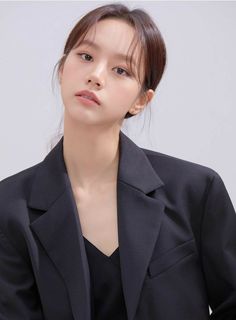 Lee Hyeri on black suit looking gorgeous