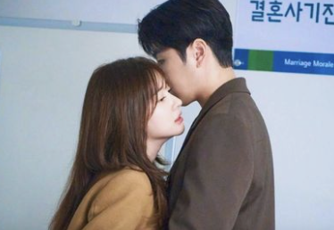 A picture of Lee Yi Kyung and Jo Soo Min