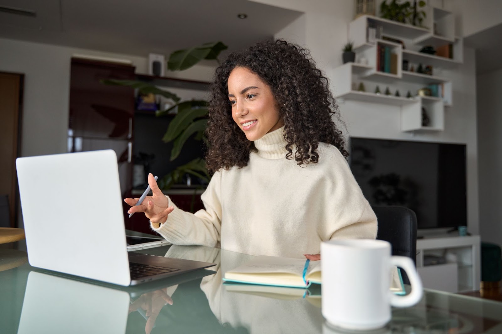 Mulher trabalhando em home office