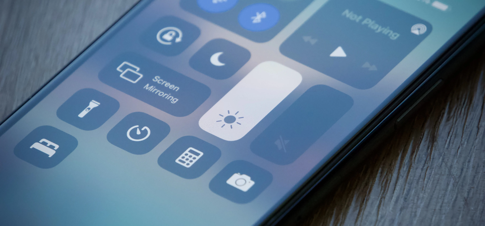 Layar iPhone Redup Sendiri