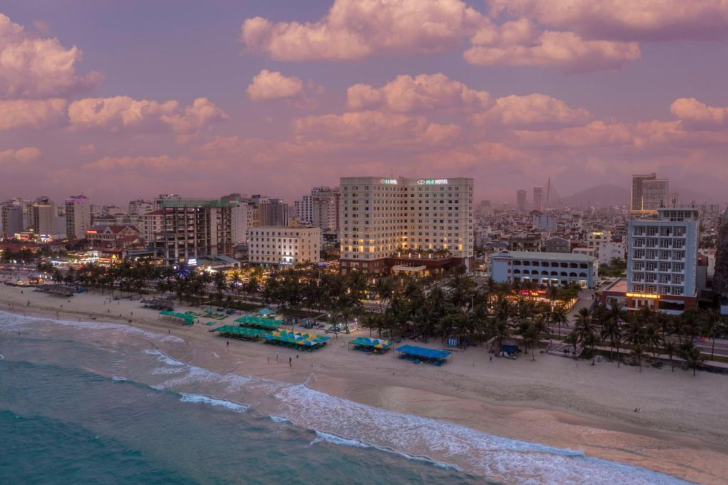 A beach with buildings and a body of water

AI-generated content may be incorrect.