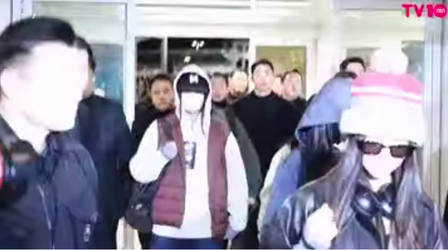 This contain an image of NewJeans' recent airport appearance