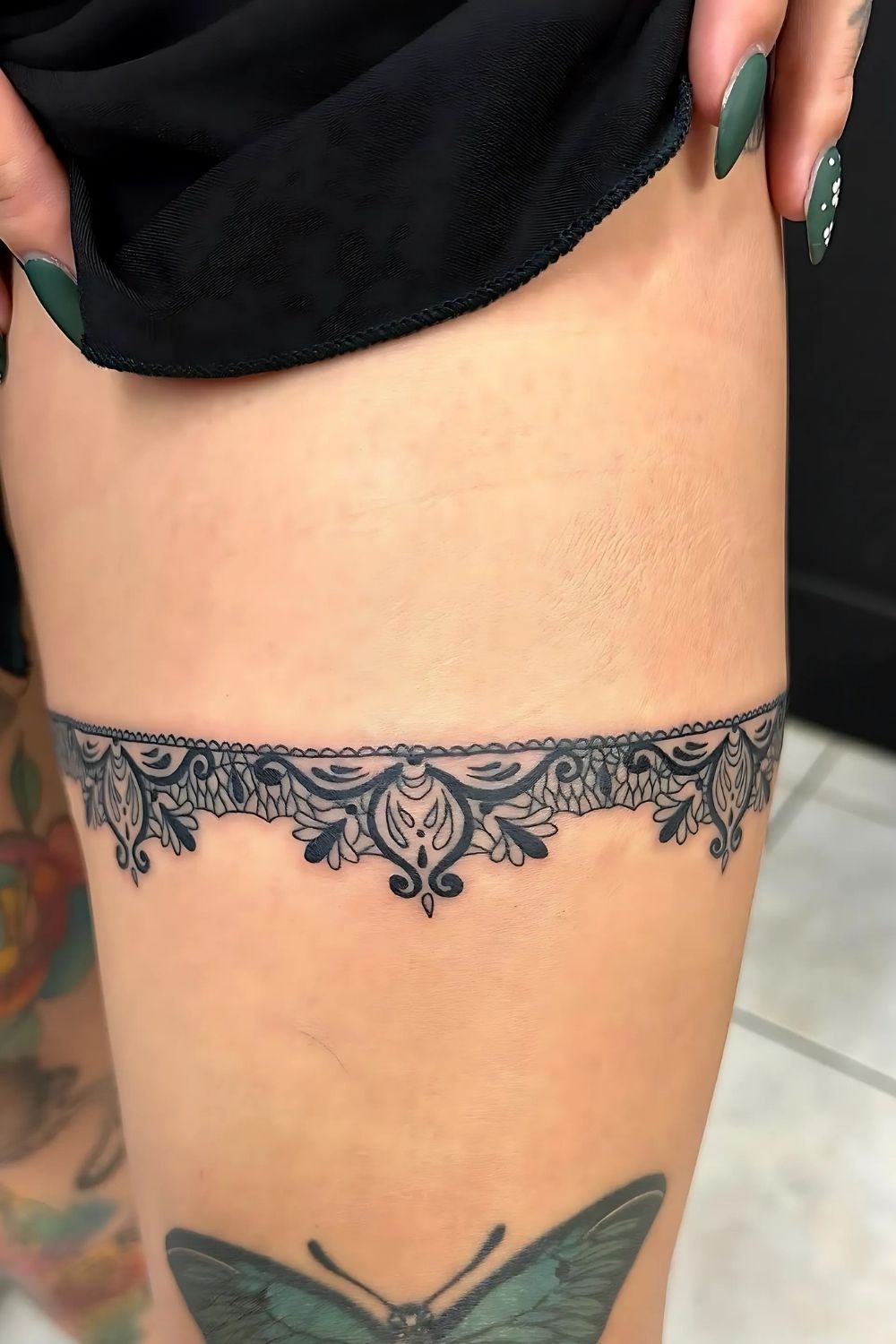 Dotwork Garter Thigh Tattoo