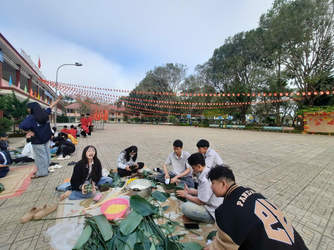 Ảnh có chứa bầu trời, trang phục, ngoài trời, mặt đất

Mô tả được tạo tự động