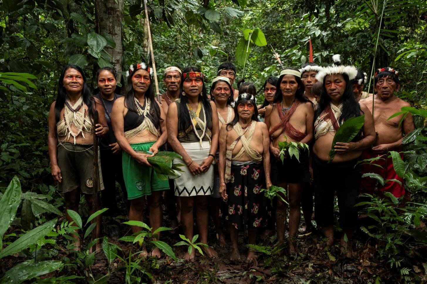 Un grupo de personas posando para una foto en un bosque

Descripción generada automáticamente con confianza media