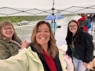 A group of women under a tent

AI-generated content may be incorrect.