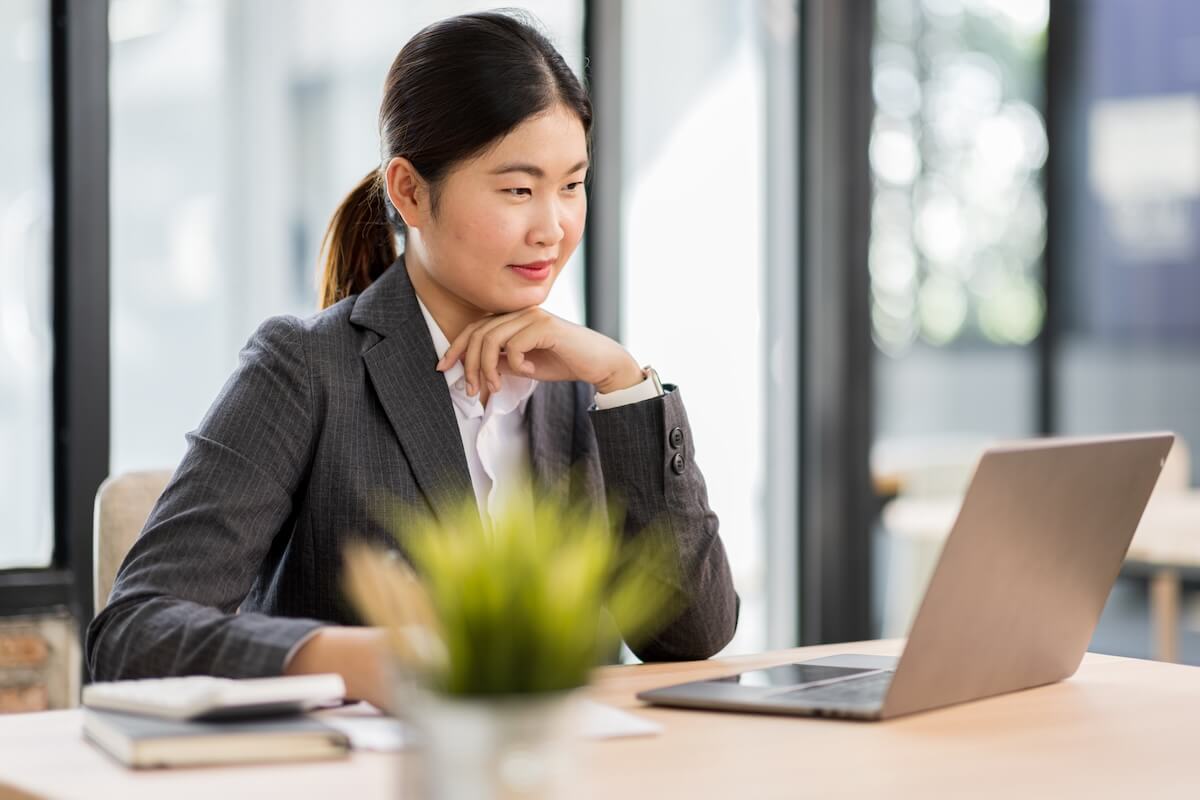 Leave of absence California: employee looking at her laptop