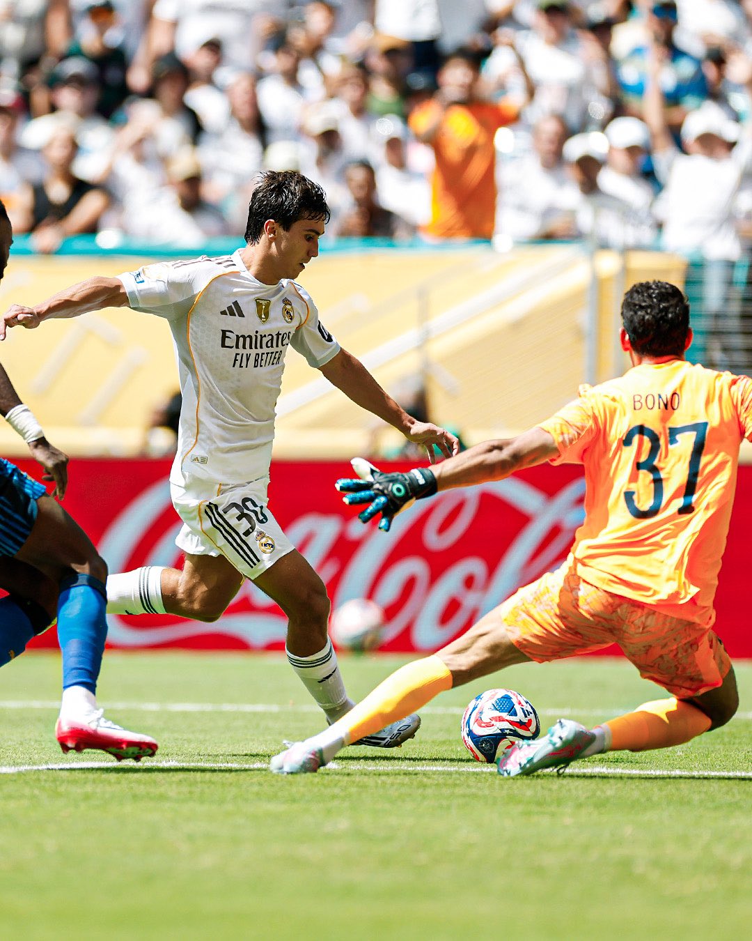 Gonzalo Garcia finalizando ao gol adversário