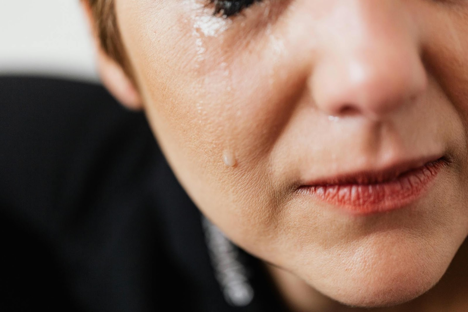 A woman crying | Source: Pexels