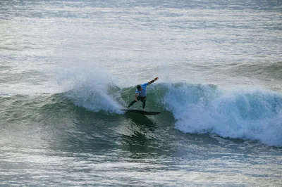 Lucas Silveira avança para a próxima fase (Foto: Manel Geada/World Surf League)