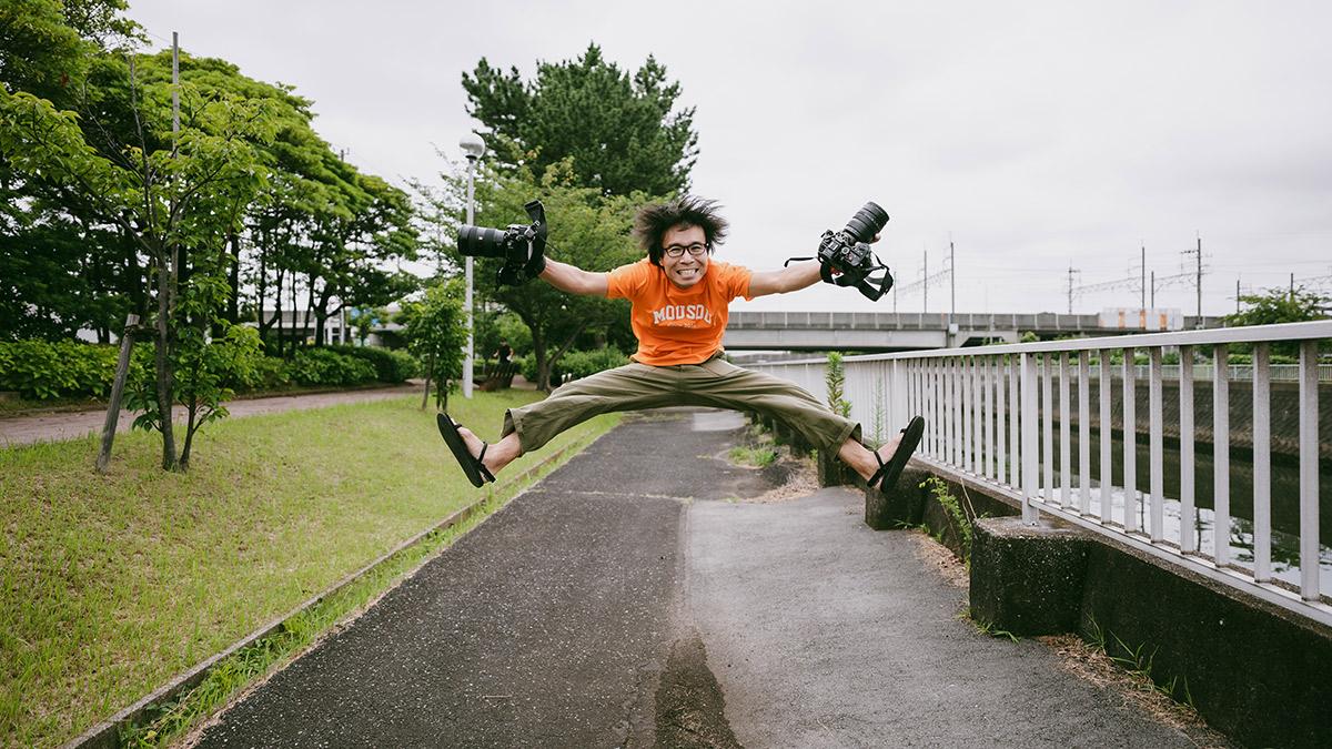 草, 屋外, 道路, 男 が含まれている画像

自動的に生成された説明