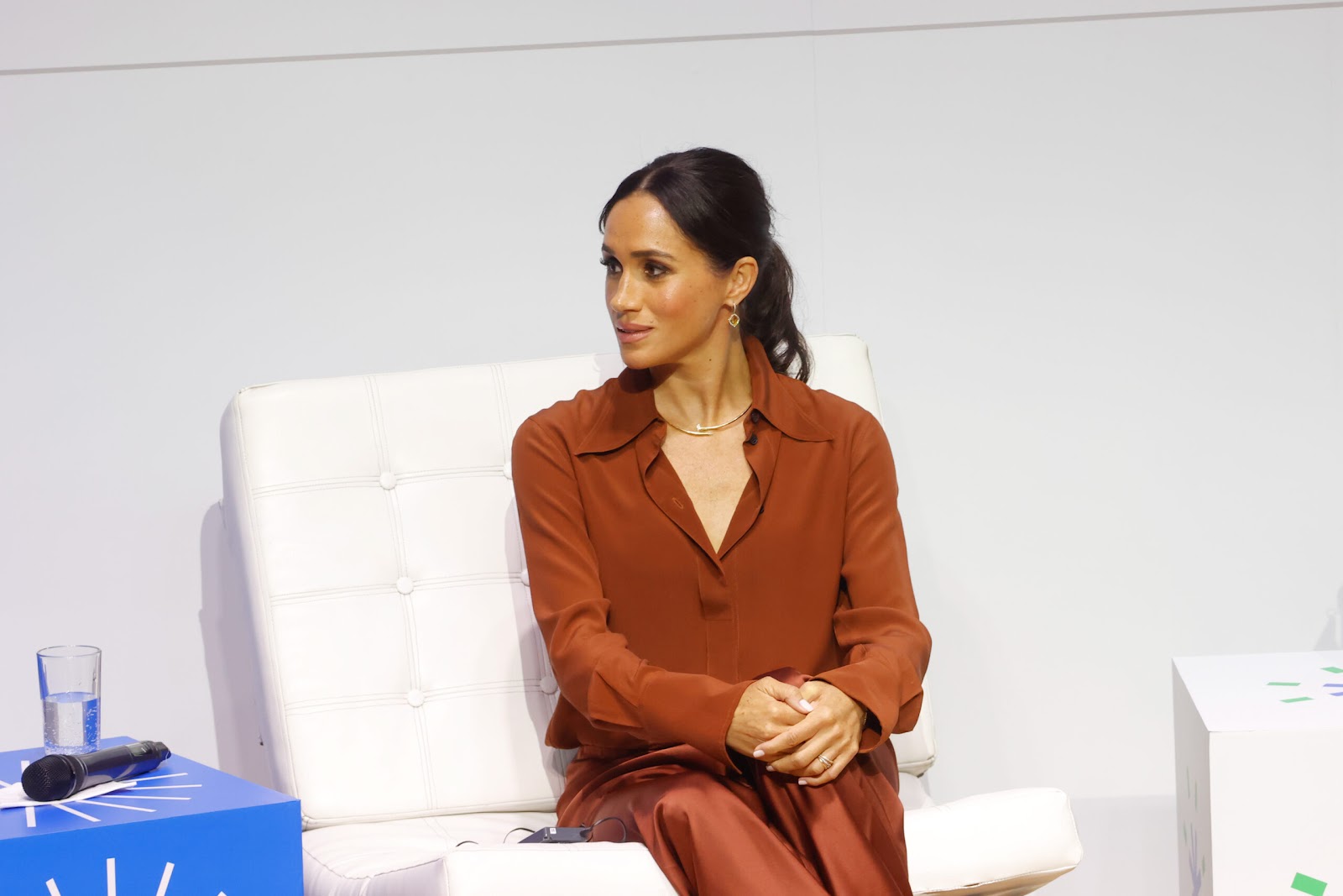 Meghan Markle assise sur un canapé lors d'un forum à Bogota, en Colombie.