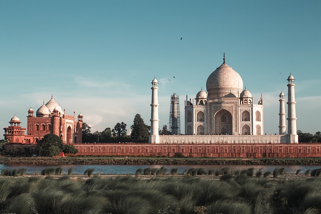 Contrasting Elements in Indian Architecture - Mughal Majesty vs. Vernacular Charm - image 1