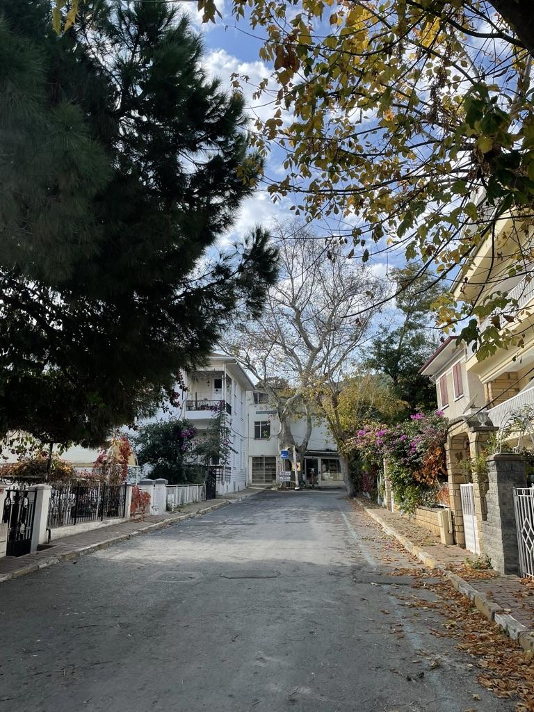 dış mekan, gökyüzü, bulut, mahalle içeren bir resim