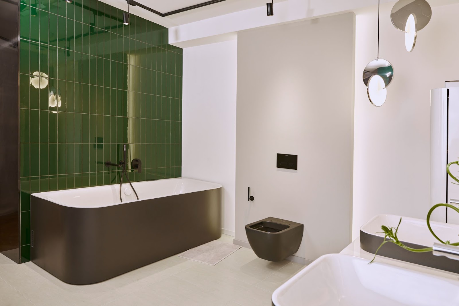 Nước thoát chậm là dấu hiệu phổ biến của bồn cầu bị tắc, nghẹt nuoc-thoat-cham-la-dau-hieu-pho-bien-cua-bon-cau-bi-tac-nghet